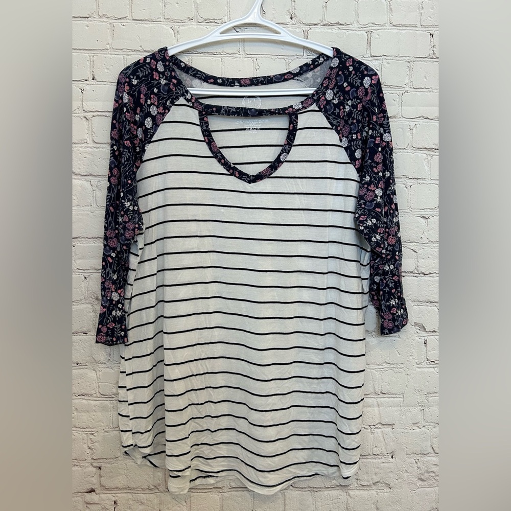 MAURICES 24/7 tshirt size 0
